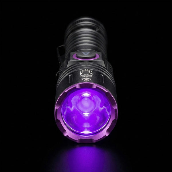 Lampe UV allumée dans l’obscurité