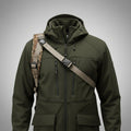 Bretelle harnais carabine camouflage et beige sable portée sur une veste vert olive