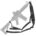 Bretelle carabine noire posée à plat avec la silhouette d’une carabine pour montrer la fixation