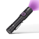 Lampe UV 365 nm noire en aluminium avec clip, faisceau violet allumé
